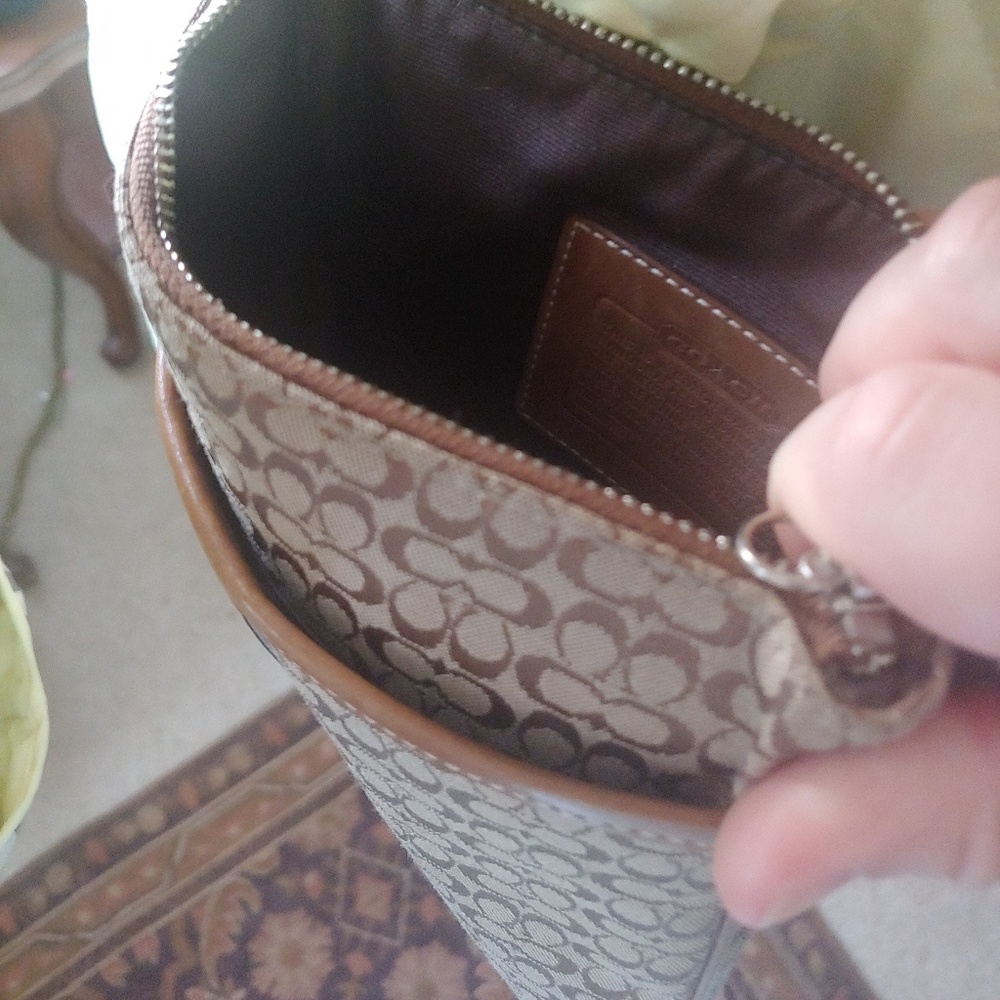 Coach crossbody, removable/adjustable strap - Picture 4 of 8